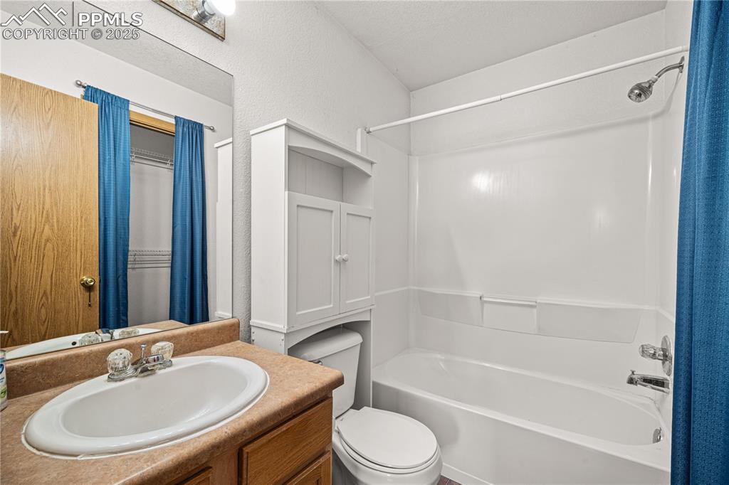 Image 16 of 28: Bathroom