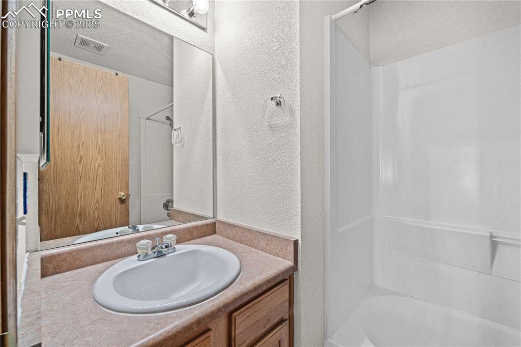 Image 19 of 28: Bathroom