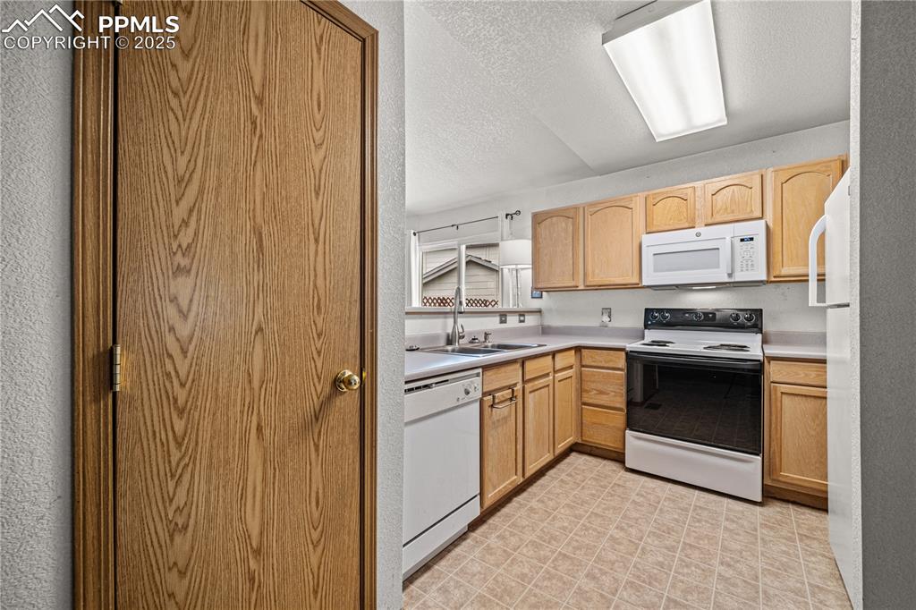 Image 7 of 28: Kitchen