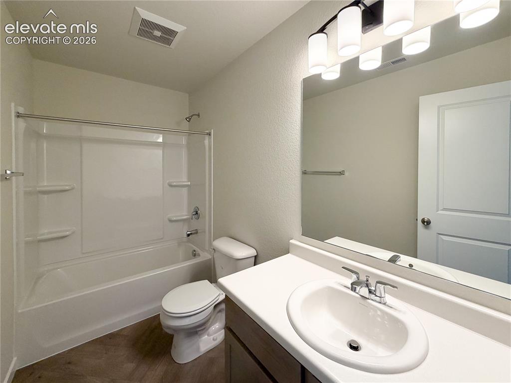 Image 23 of 28: Bathroom