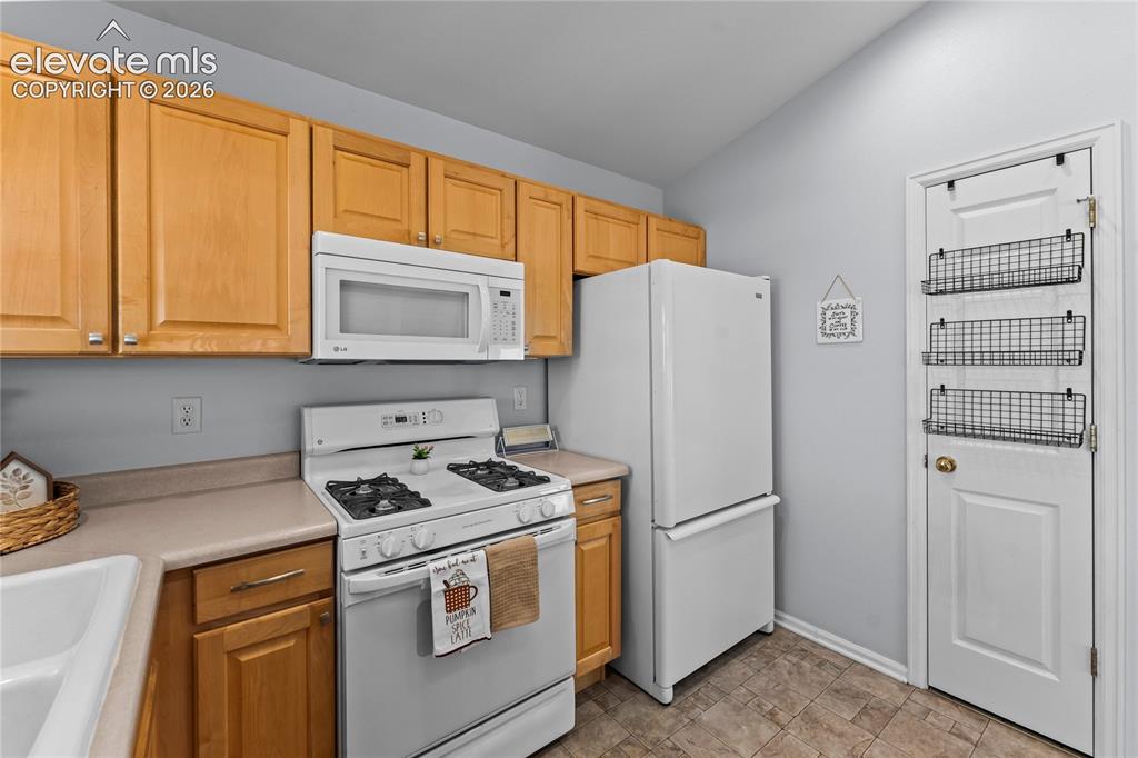 Image 15 of 42: Kitchen