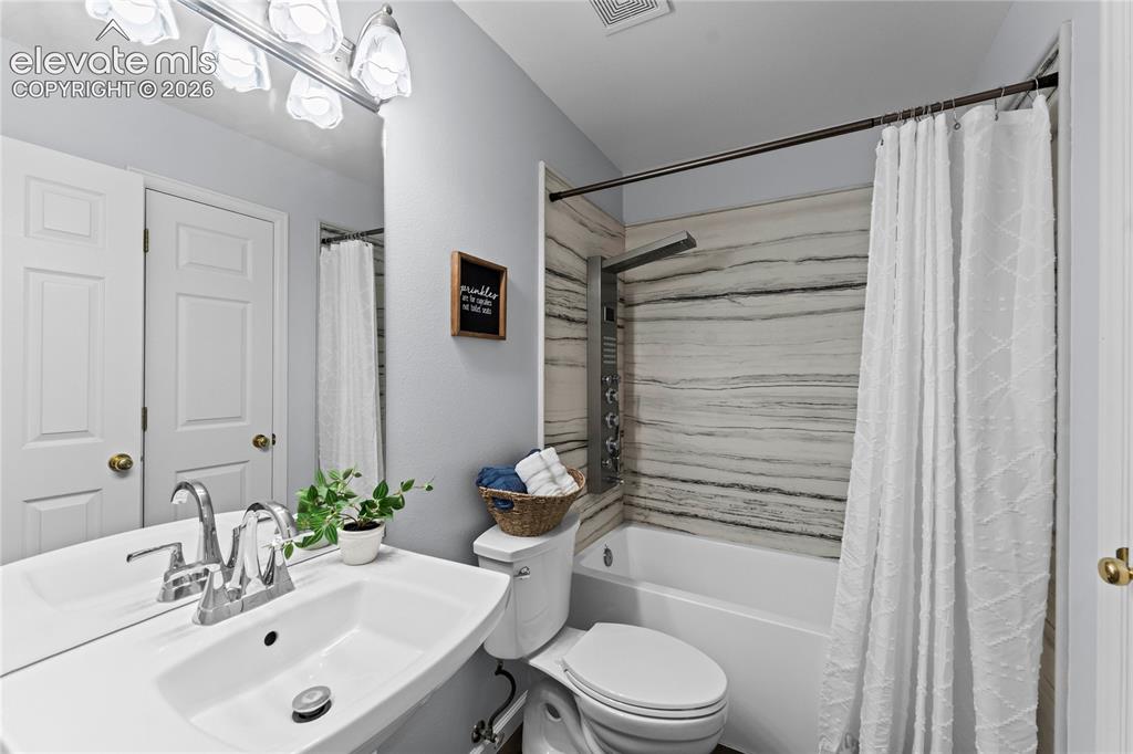 Image 22 of 42: Bathroom