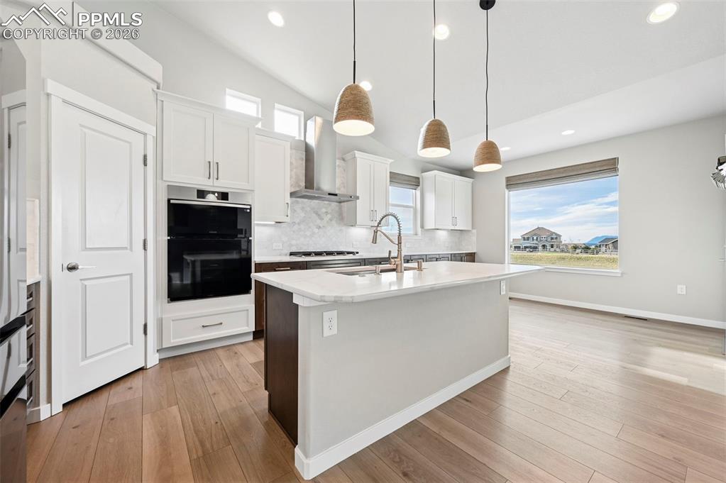 Image 12 of 50: Kitchen