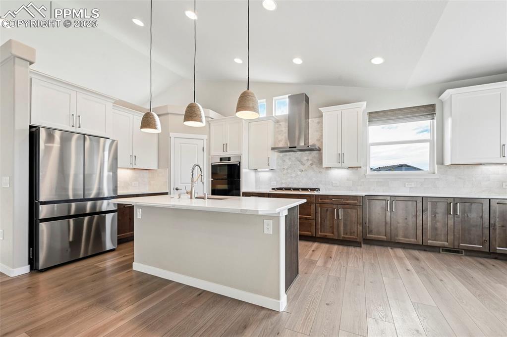 Image 14 of 50: Kitchen