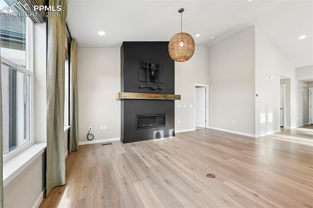 Image 17 of 50: Living Room