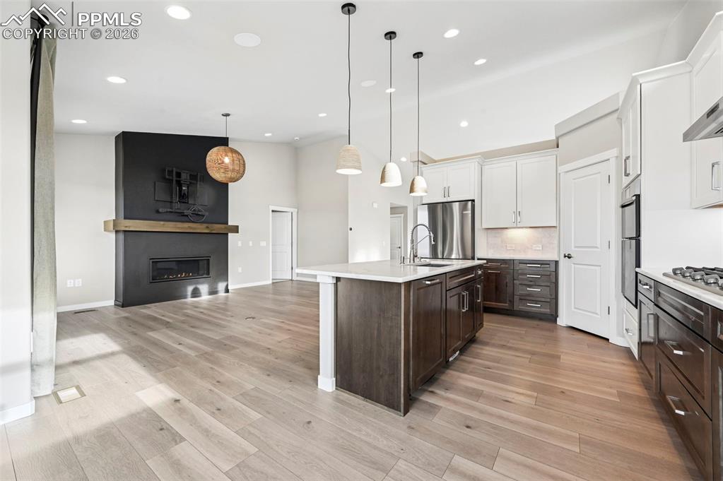 Image 18 of 50: Living Room