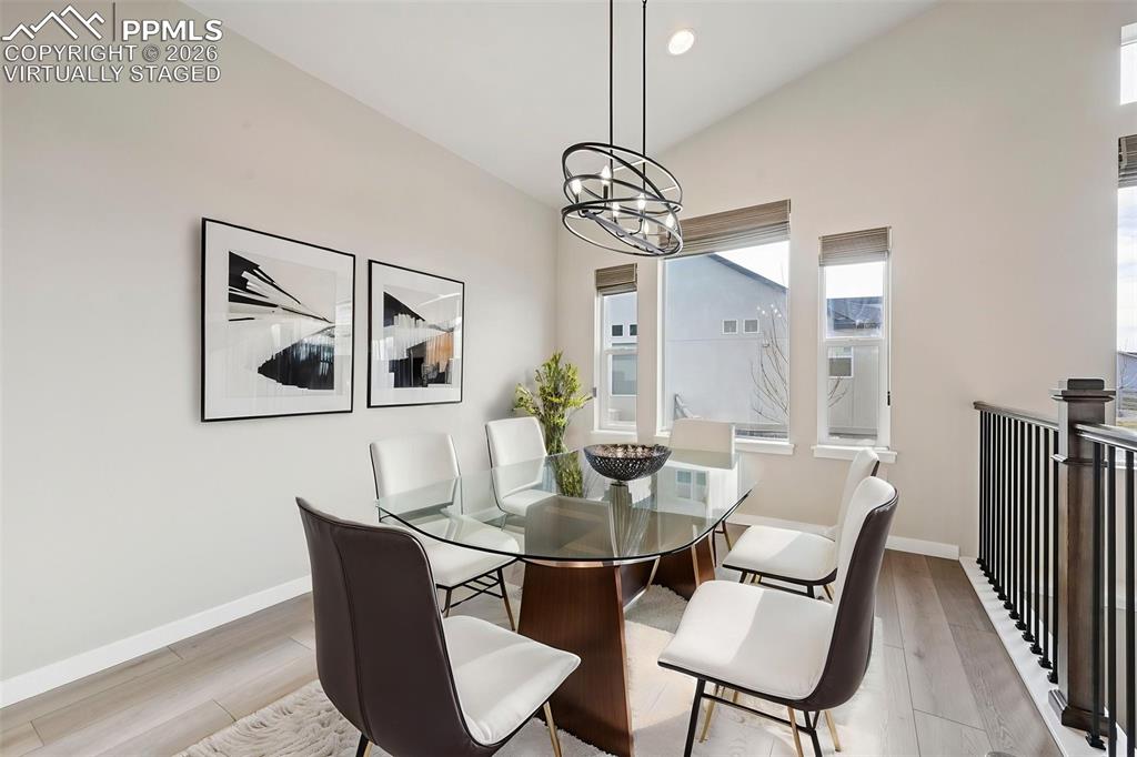 Image 21 of 50: Dining Area