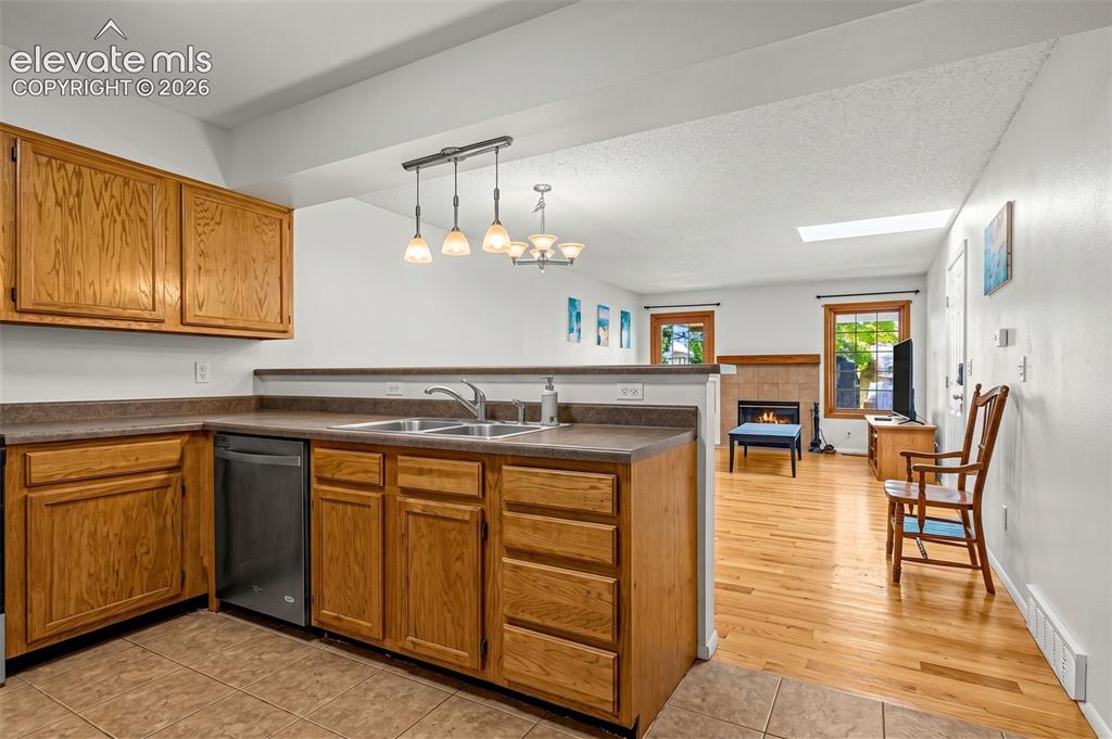 Image 10 of 18: Kitchen