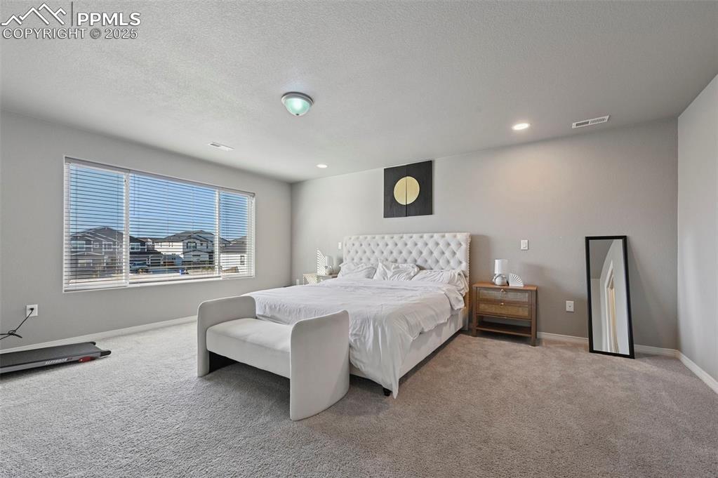 Image 31 of 37: Bedroom