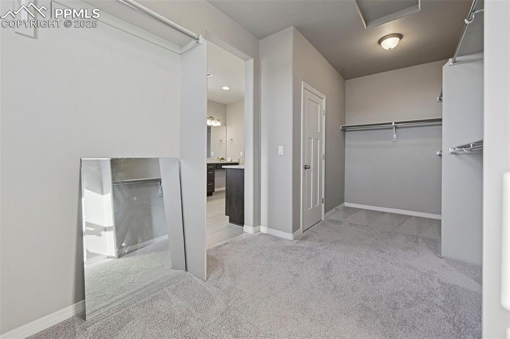 Image 32 of 37: Closet