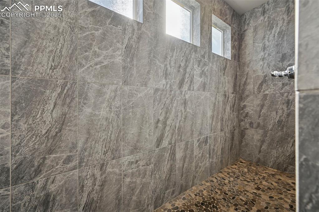 Image 35 of 37: Bathroom