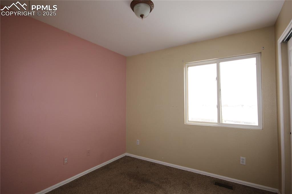 Image 13 of 32: Upper secondary bedroom