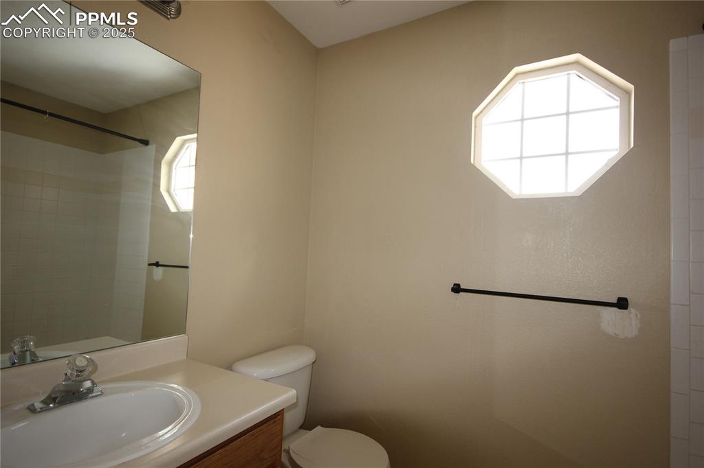 Image 15 of 32: Upper hall full bath