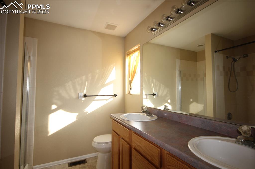 Image 19 of 32: 5 pc Bath in the Primary bedroom