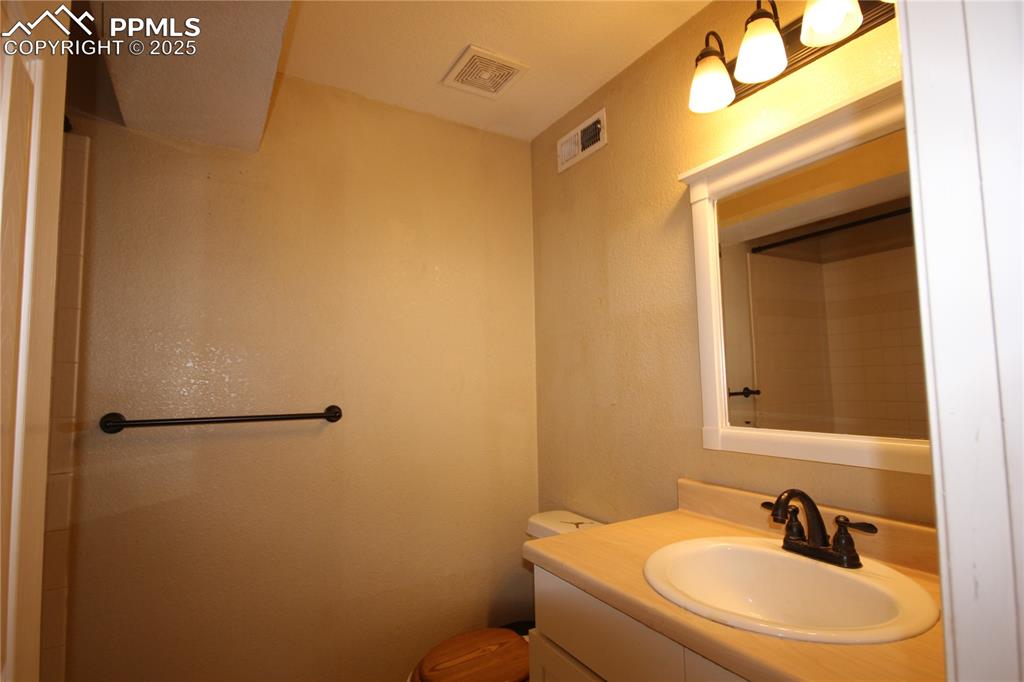 Image 21 of 32: Basement Bathroom