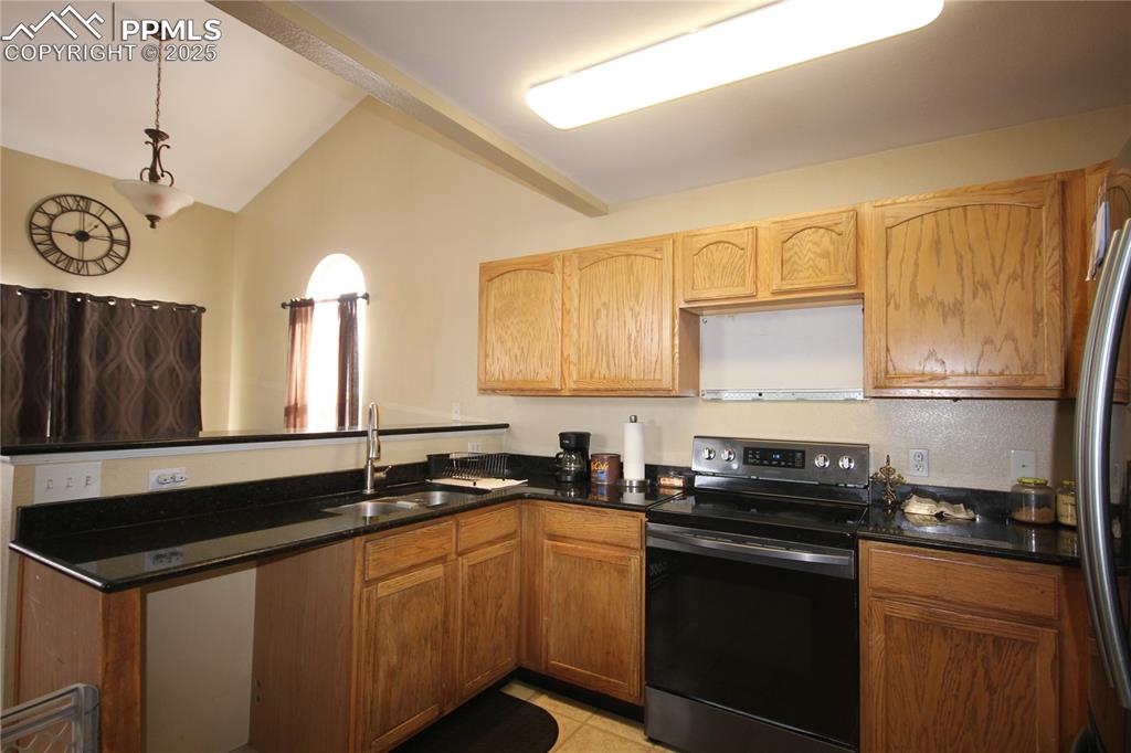 Image 4 of 32: Kitchen