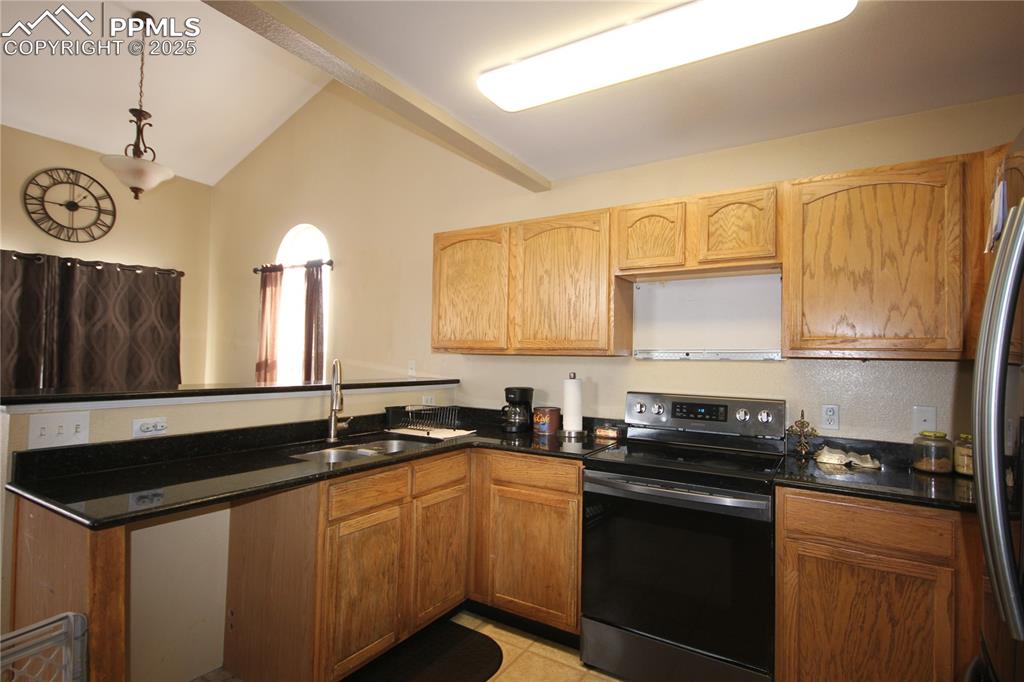 Image 5 of 32: Kitchen