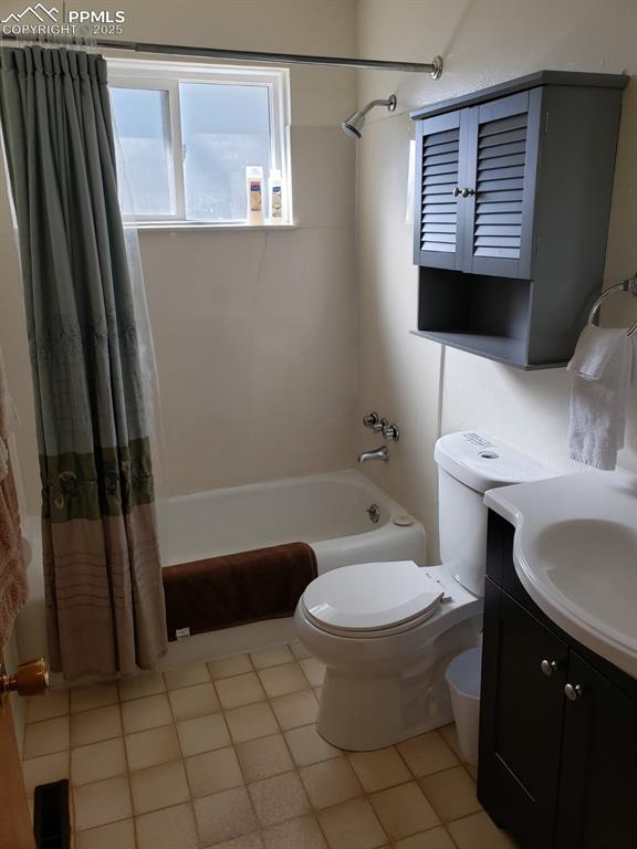 Image 4 of 7: Full bath with shower / bath combo, toilet, and vanity