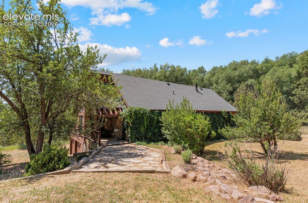 Image 40 of 49: Clio Avenue Side View