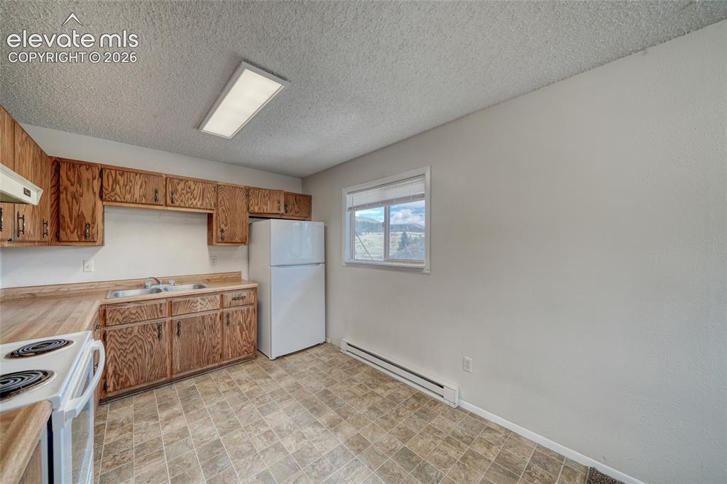 Image 10 of 50: Kitchen
