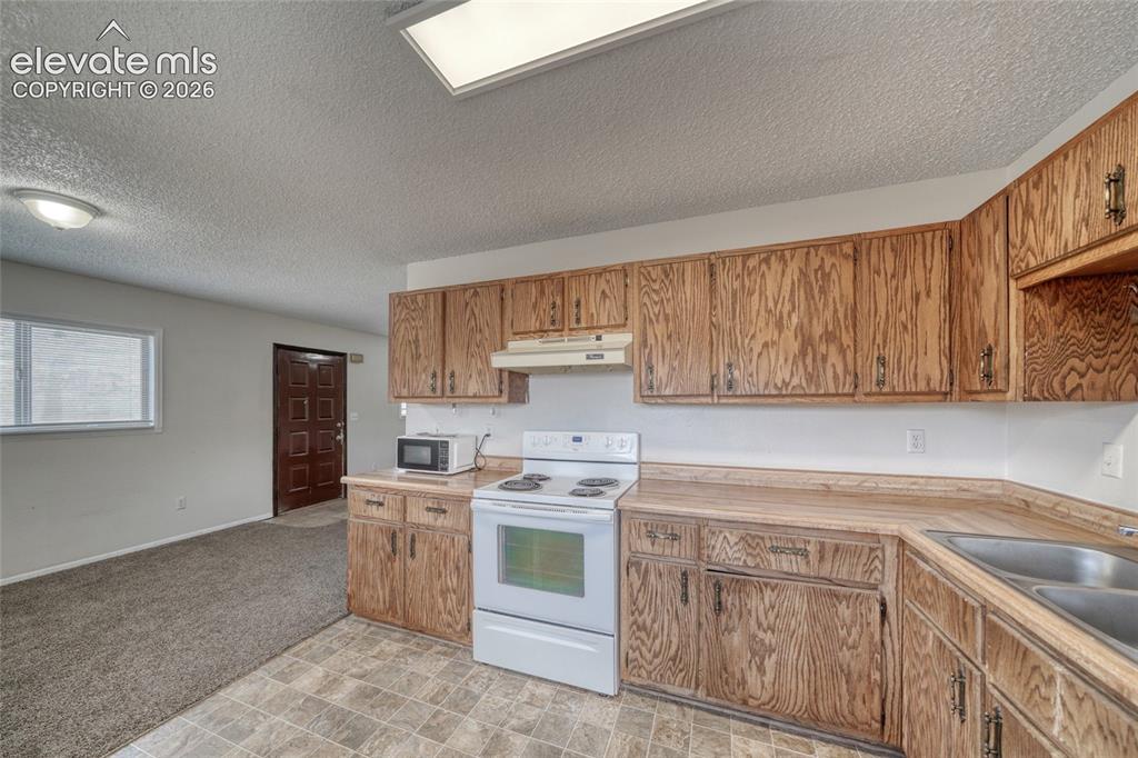 Image 11 of 50: Kitchen