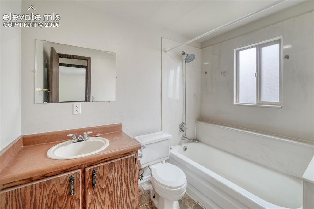 Image 18 of 50: Bathroom