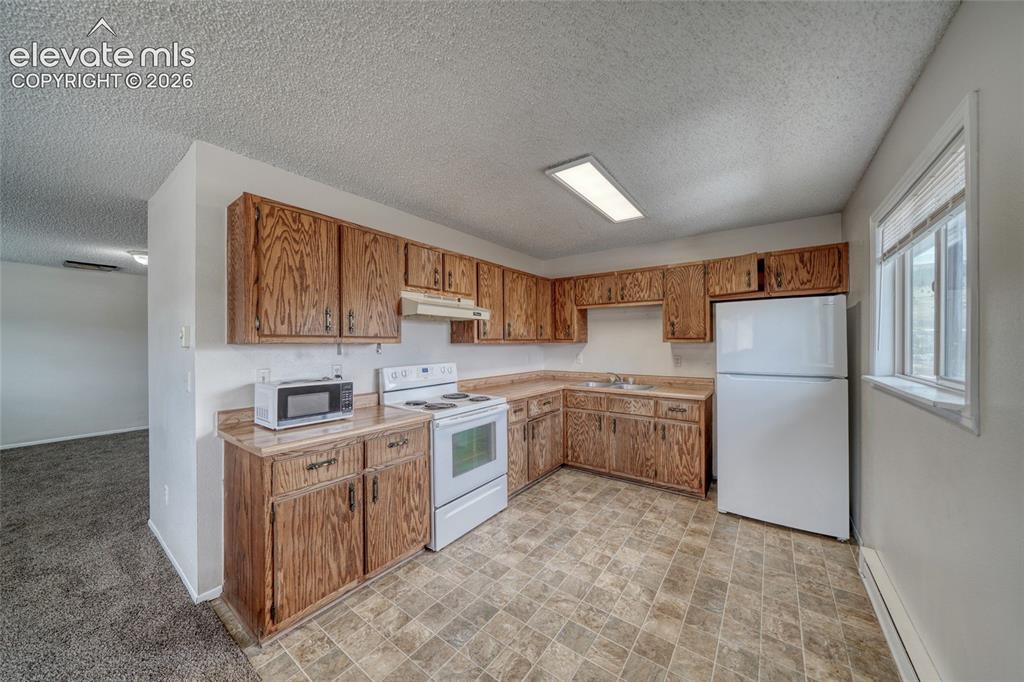 Image 9 of 50: Kitchen