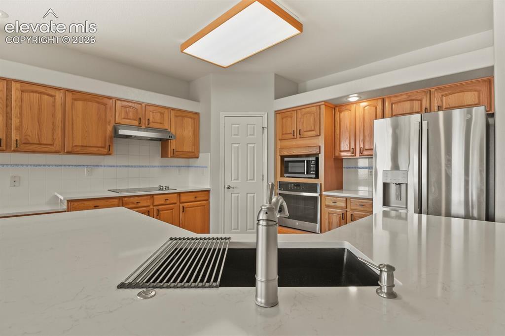 Image 15 of 50: NEW Quartz Countertops!!