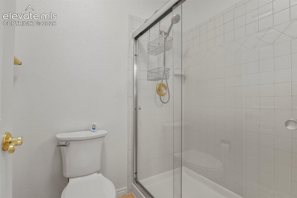 Image 19 of 45: Bathroom