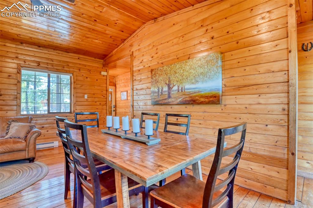 Image 11 of 38: Dining Area
