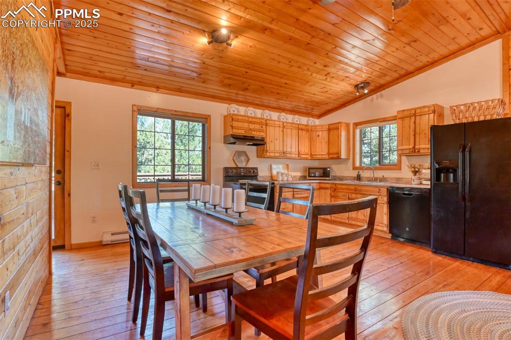 Image 12 of 38: Flexible open floor plan