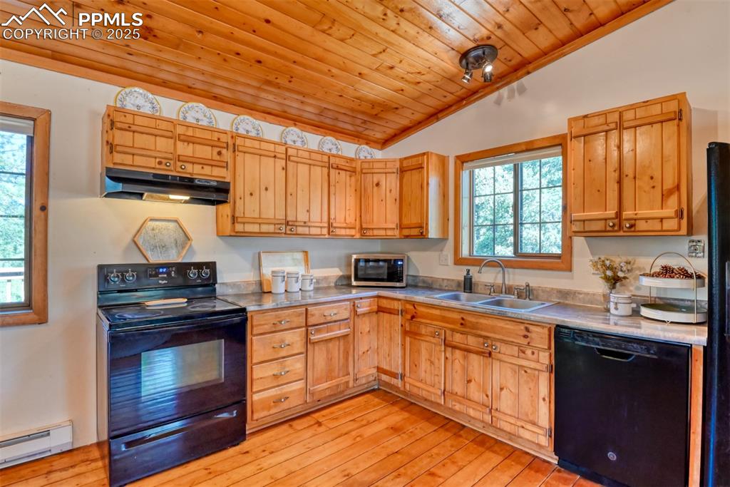 Image 13 of 38: Convenient kitchen