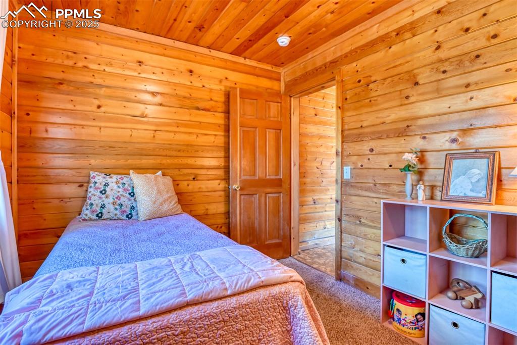 Image 17 of 38: Bedroom