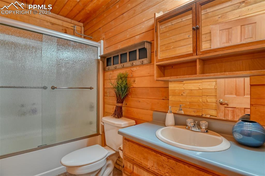 Image 18 of 38: Bathroom