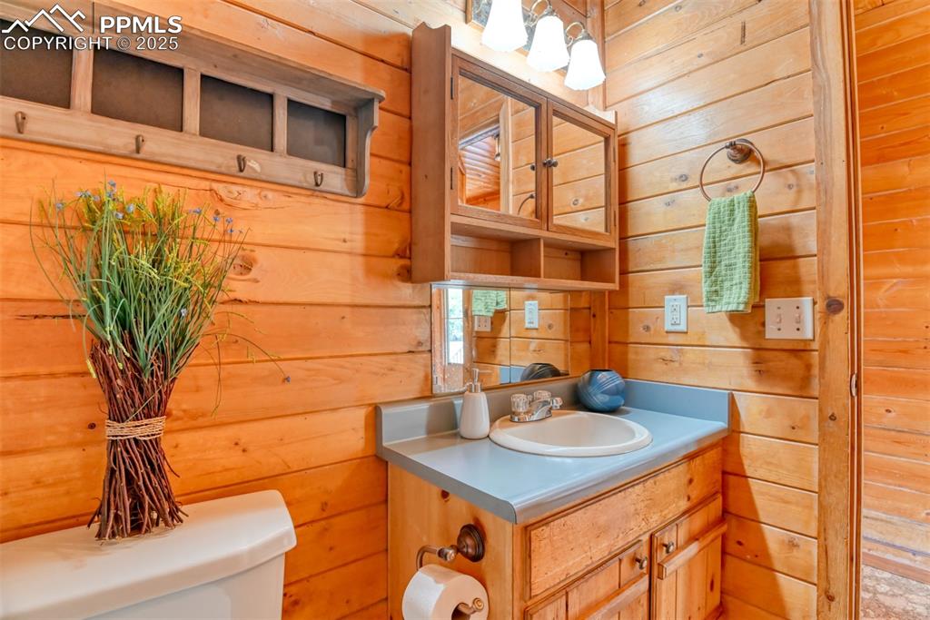 Image 19 of 38: Bathroom