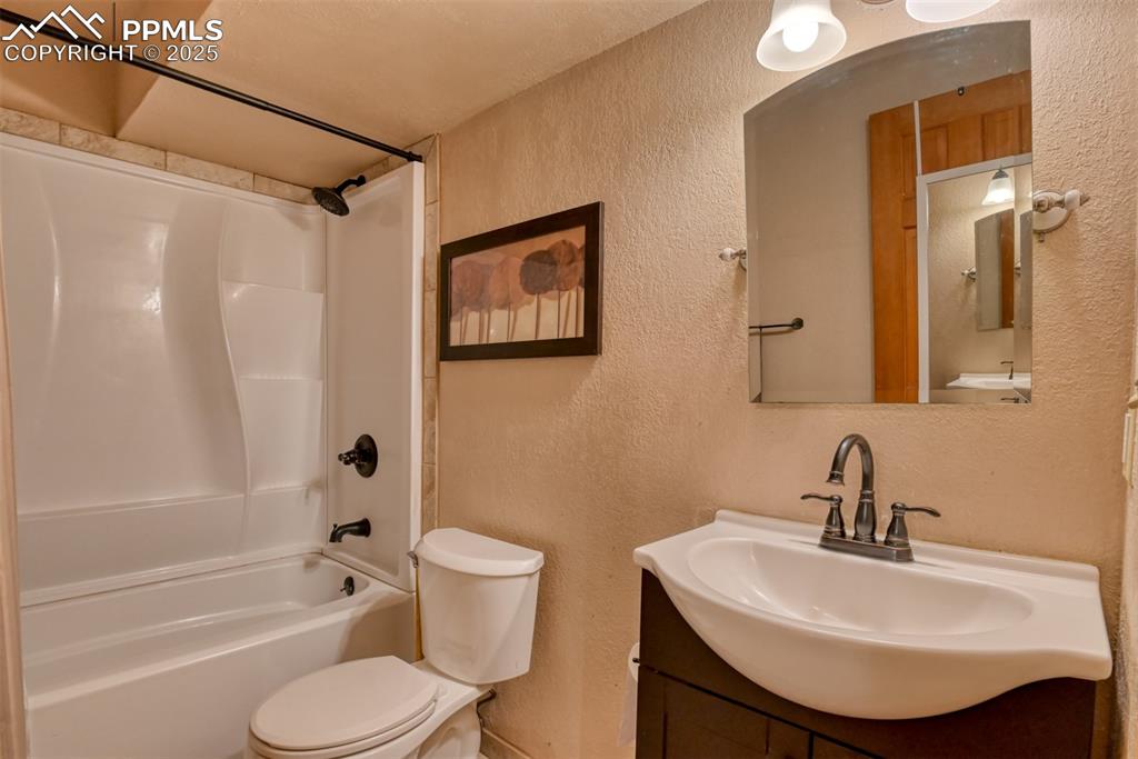 Image 30 of 38: Bathroom