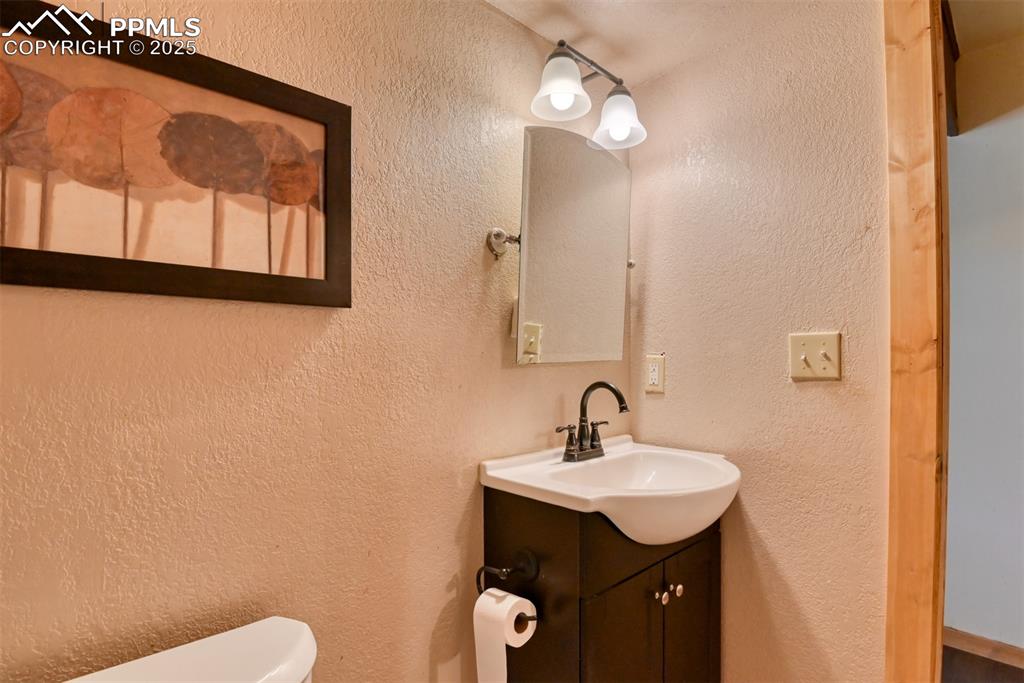 Image 31 of 38: Bathroom