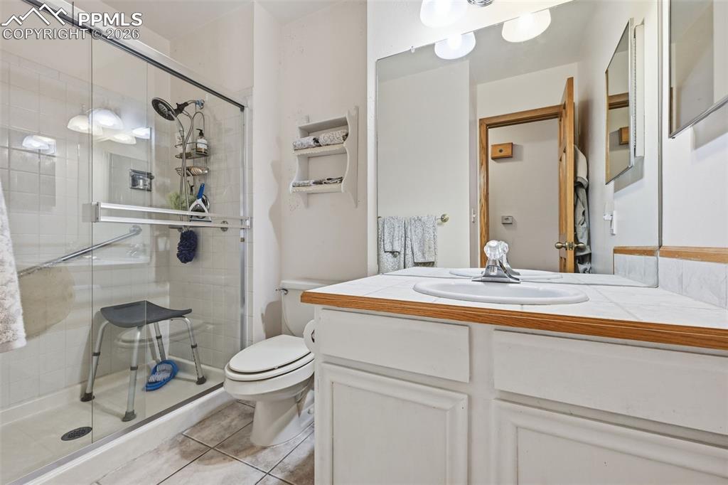 Image 14 of 27: Bathroom