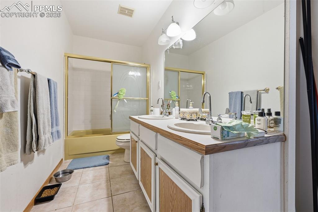 Image 16 of 27: Bathroom