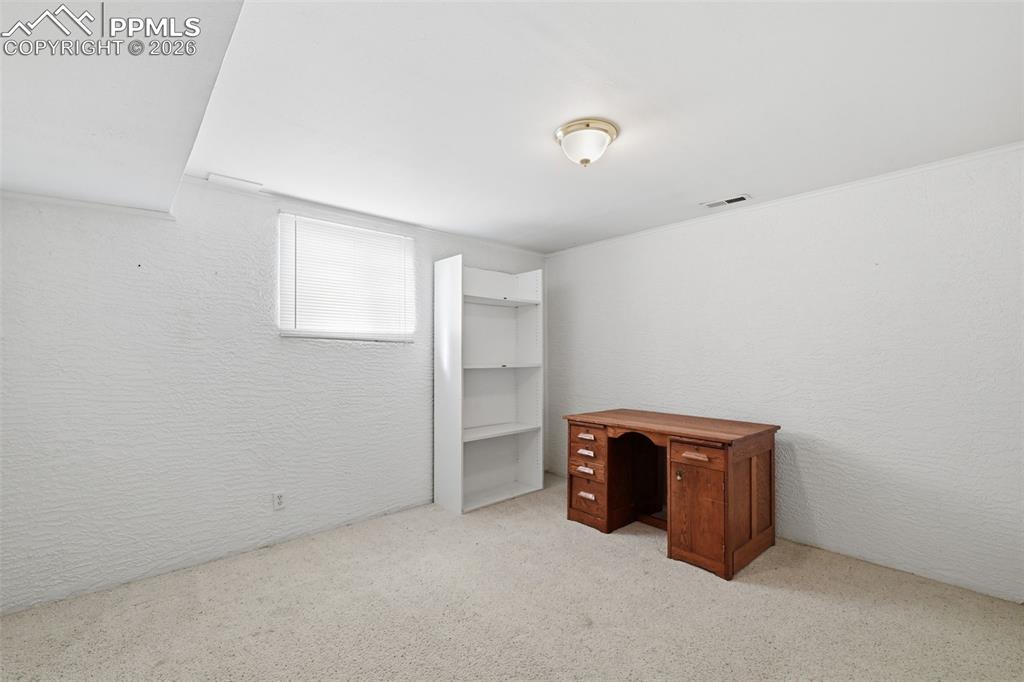 Image 21 of 27: Office