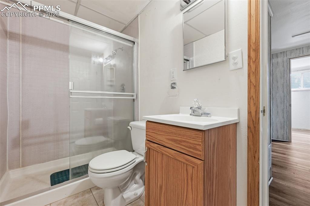 Image 22 of 27: Bathroom