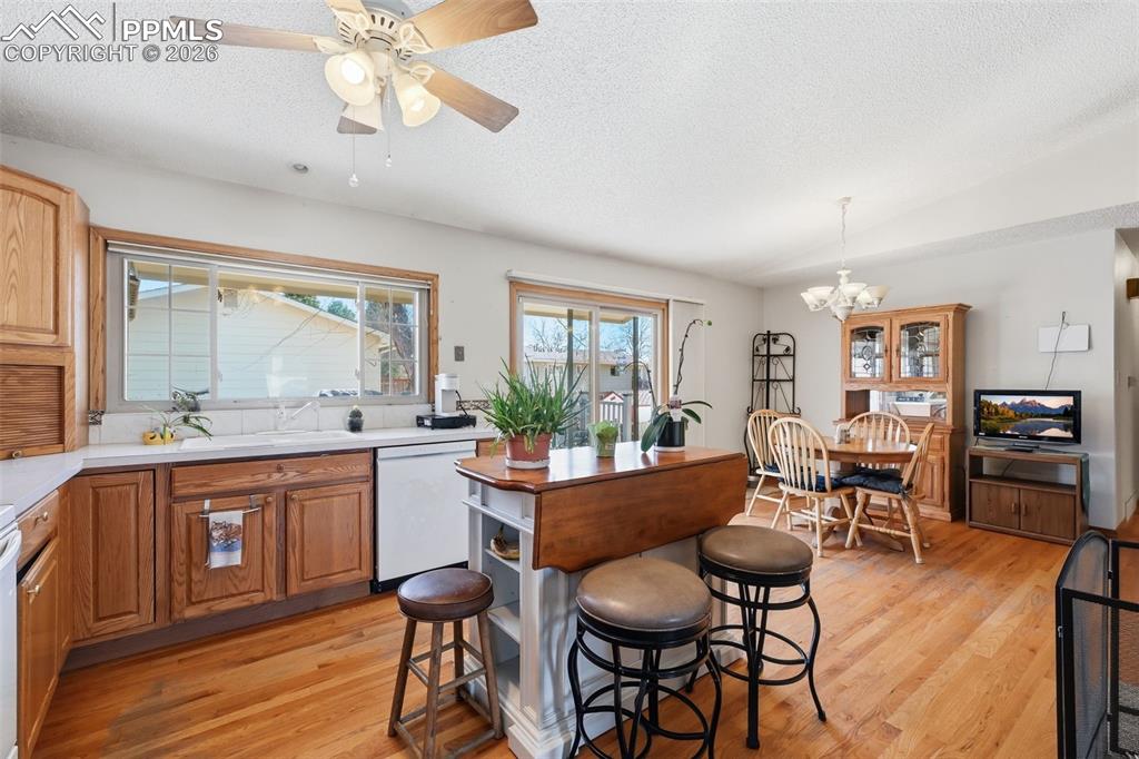 Image 8 of 27: Kitchen