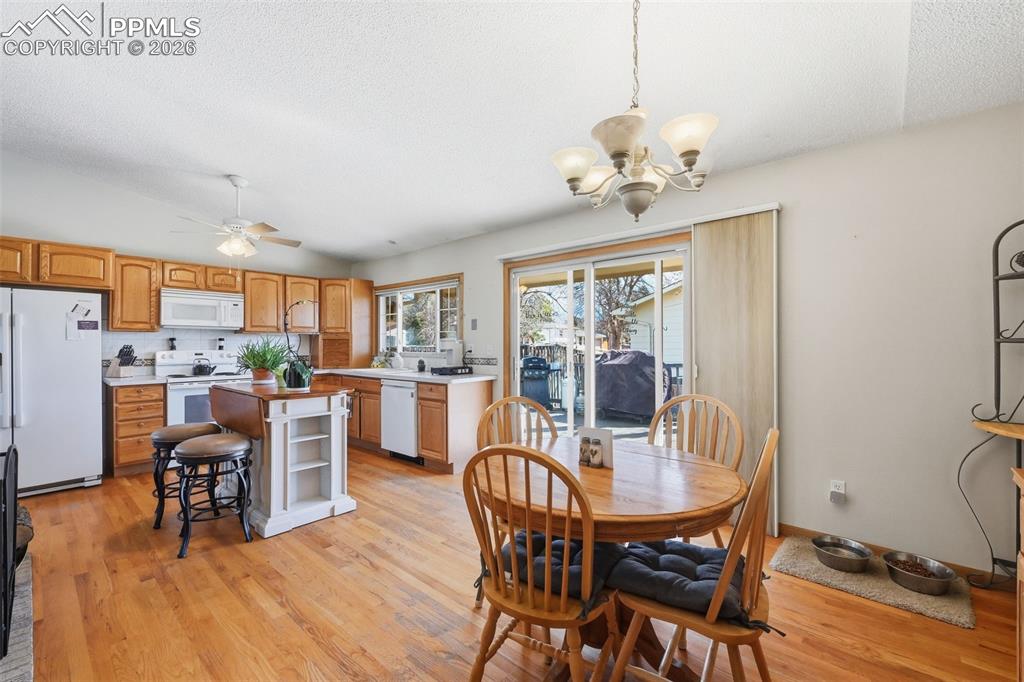 Image 9 of 27: Dining Area