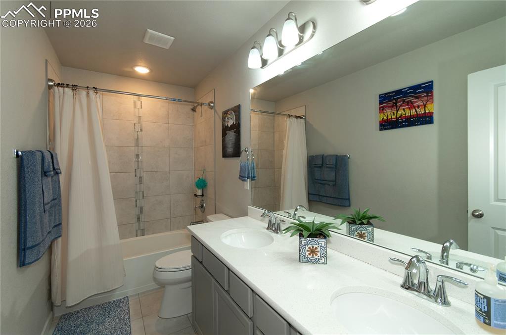 Image 22 of 44: Bathroom