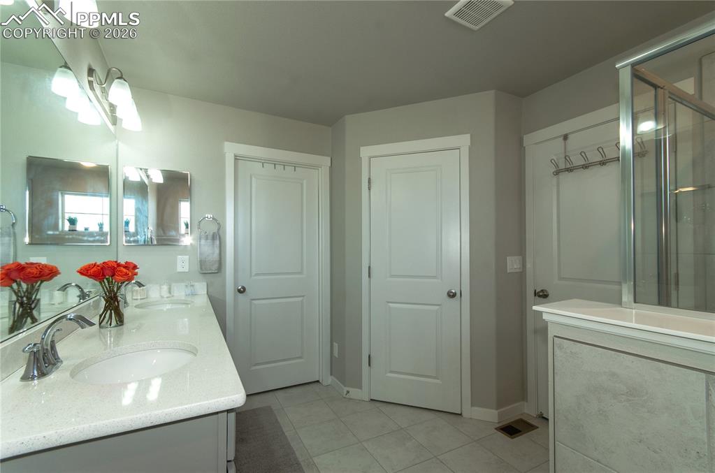 Image 30 of 44: Bathroom