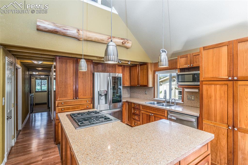 Image 15 of 50: Kitchen