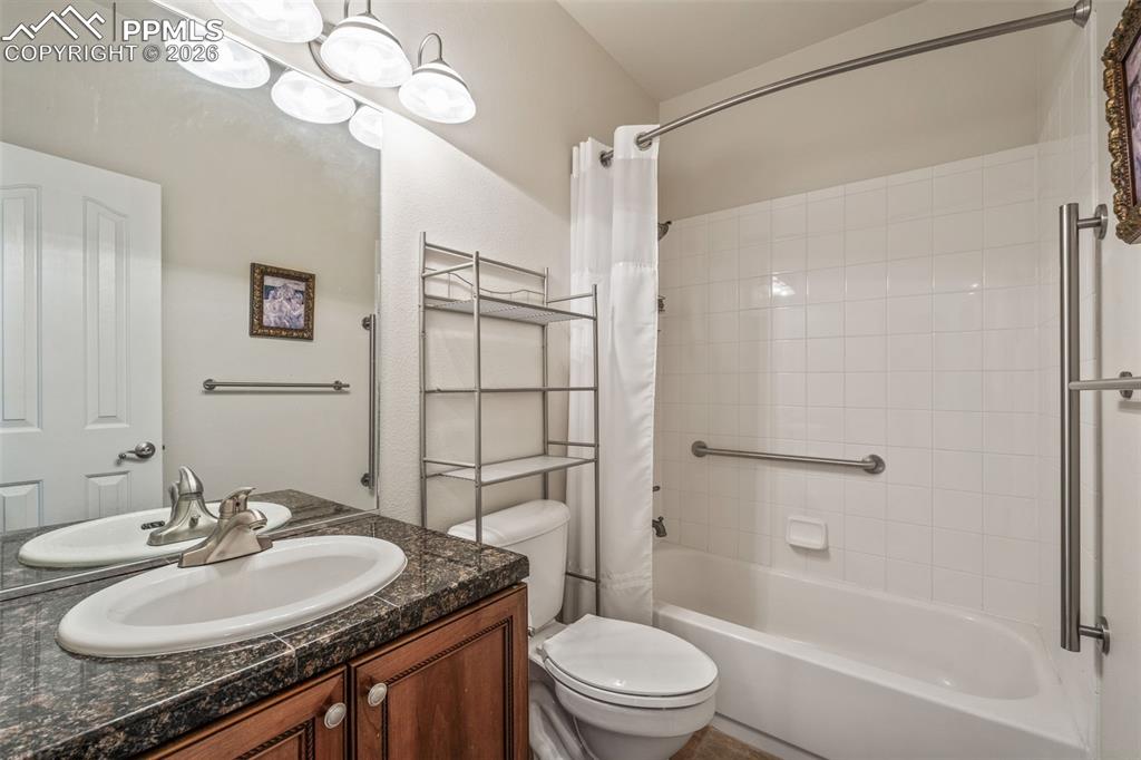 Image 33 of 39: Bathroom