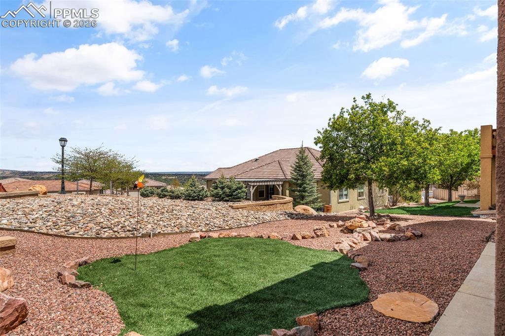 Image 37 of 39: Yard