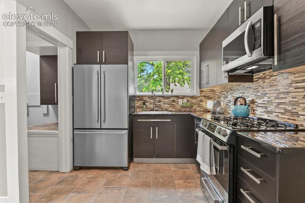 Image 10 of 25: Kitchen