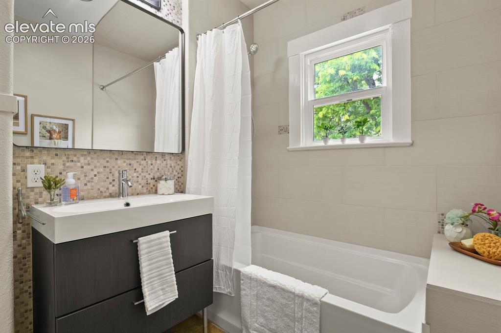 Image 14 of 25: Bathroom